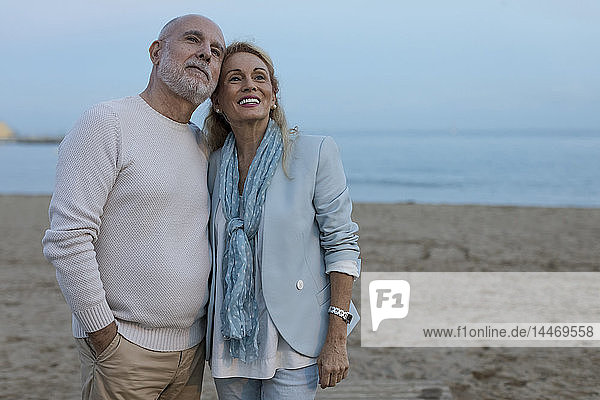 Spanien  Barcelona  glückliches älteres Ehepaar am Strand in der Abenddämmerung