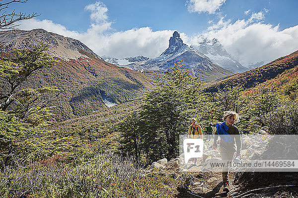 Chile  Cerro Castillo  Mutter mit zwei Söhnen auf einer Wanderung in den Bergen