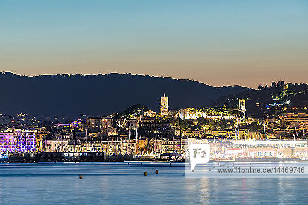 Frankreich  Provence-Alpes-Cote d'Azur  Cannes  Blick auf Le Suquet  Altstadt mit Schloss und Chapelle Sainte-Anne am Abend