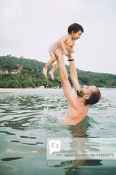 Thailand  Koh Lanta  Vater spielt mit seiner kleinen Tochter im Meer