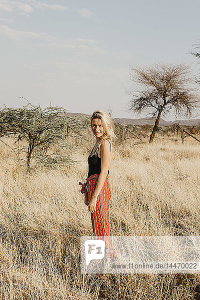 Afrika  Namibia  blonde Frau im Grasland