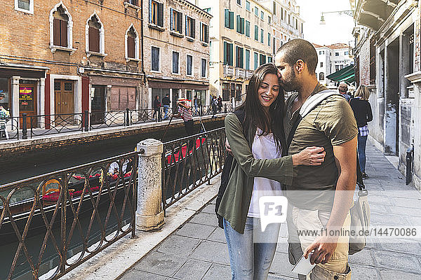 Italien  Venedig  liebevolles junges Paar in der Stadt