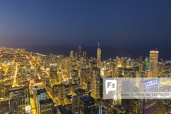 USA  Illinois  Lake Michigan  Chicago zur blauen Stunde