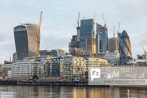 Vereinigtes Königreich  England  London  Finanzdistrikt mit modernen Wolkenkratzern im Morgenlicht  lange Belichtung