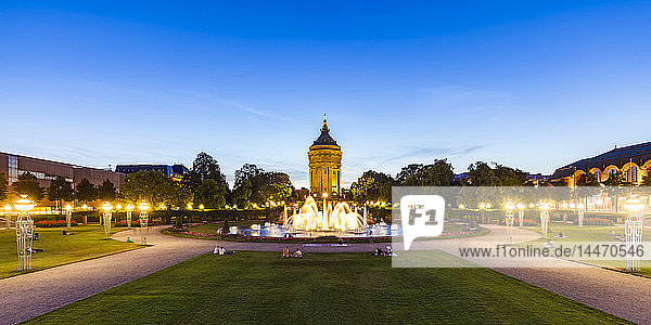 Deutschland  Mannheim  Friedrichsplatz mit Brunnen und Wasserturm im Hintergrund zur blauen Stunde