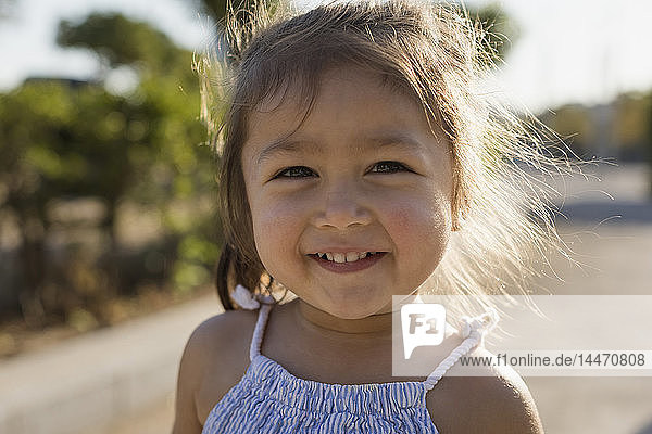 Porträt eines glücklichen kleinen Mädchens im Freien
