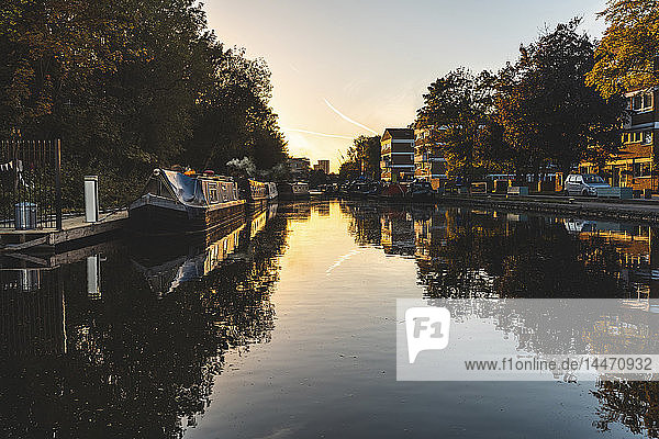 Vereinigtes Königreich  England  Camden  London  Regent's Canal  Hausboote bei Sonnenuntergang