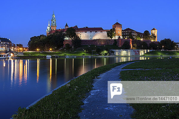 Polen Krakau Königsschloss Wawel in der Abenddämmerung Weg entlang der Weichsel