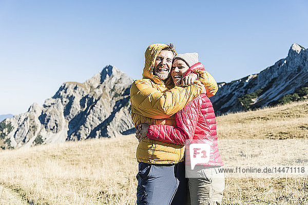 Österreich  Tirol  glückliches Paar umarmt sich bei einer Wanderung in den Bergen