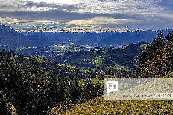 Deutschland  Bayern  Oberbayern  Chiemgau  Sachrangtal  bei Sachrang  Blick von der Karspitze auf das Inntal
