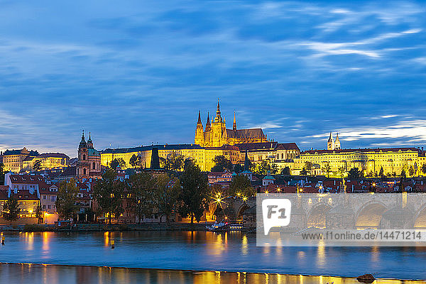 Tschechien  Prag  Karlsbrücke  Moldau RIver und Prager Schloss am Abend