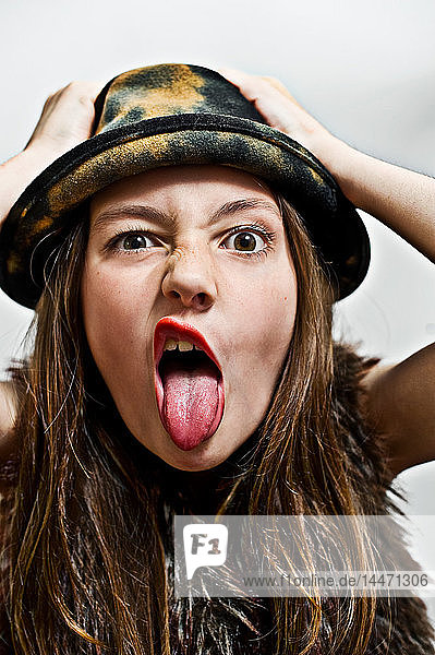 Porträt eines Mädchens mit herausgestreckter Zunge
