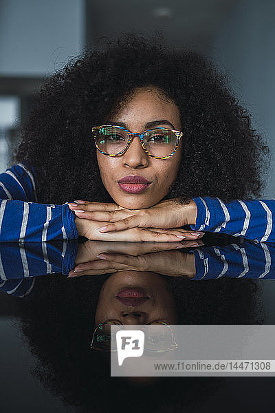 Porträt einer jungen Frau mit Brille