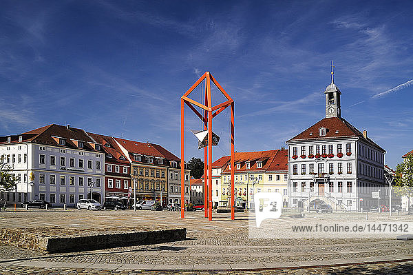 Deutschland  Sachsen  Bischofswerda  Marktplatz Altmarkt  Rathaus und Skulptur 'Mediaturm