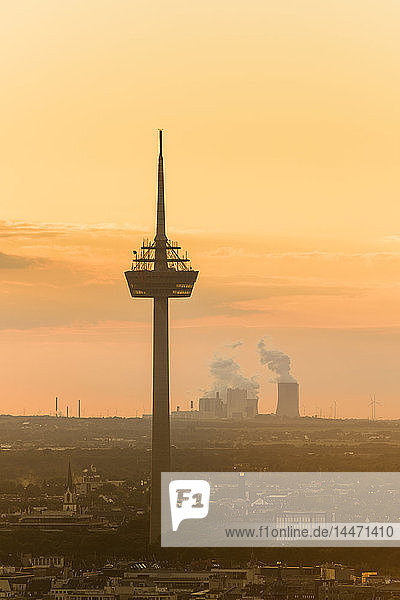Deutschland Köln Silhouette des Fernsehturms im Morgengrauen