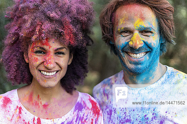 Ein Paar voller bunter Pulverfarbe  feiert Holi  Fest der Farben
