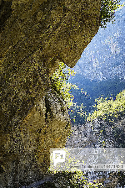 Montenegro  Kolasin  Mrtvica-Schlucht  Weg unter den Felsen