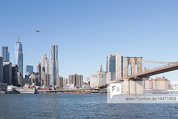 USA  New York  Manhattan  Blick auf die Skyline und die Brooklyn Bridge
