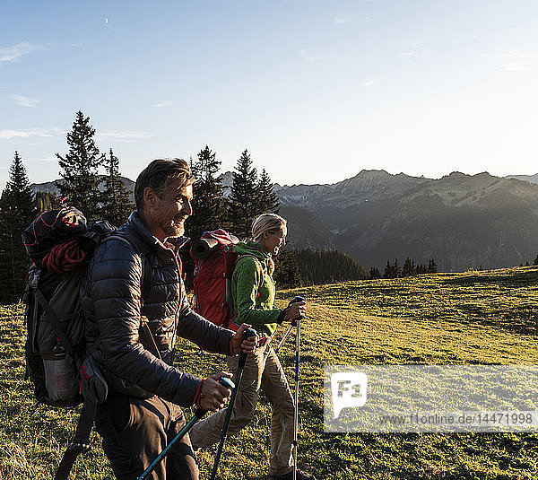 Wandern zu zweit in den österreichischen Bergen