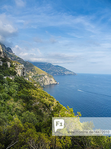 Italien  Kampanien  Golf von Salerno  Sorrent  Amalfiküste  Positano  Steilküste