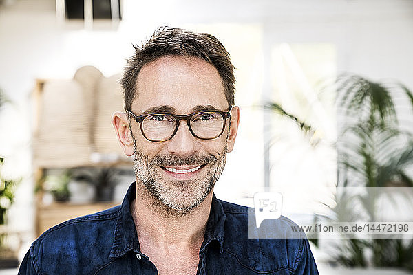 Porträt eines lächelnden Mannes mit Brille
