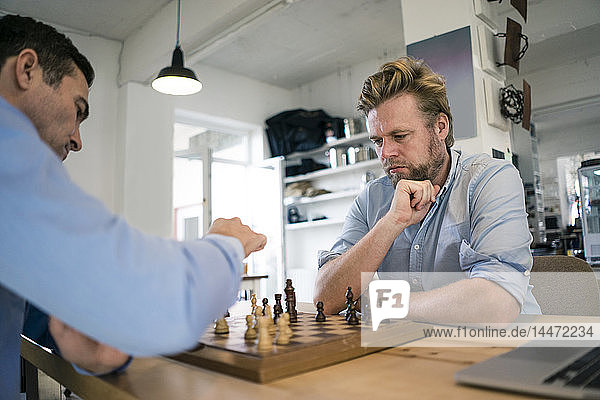 Zwei Männer spielen Schach