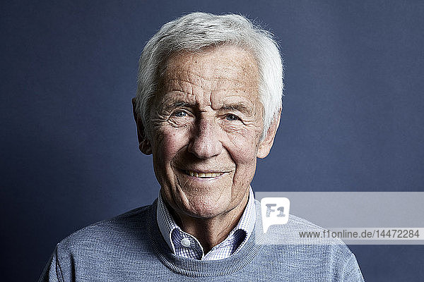 Porträt eines lächelnden älteren Mannes