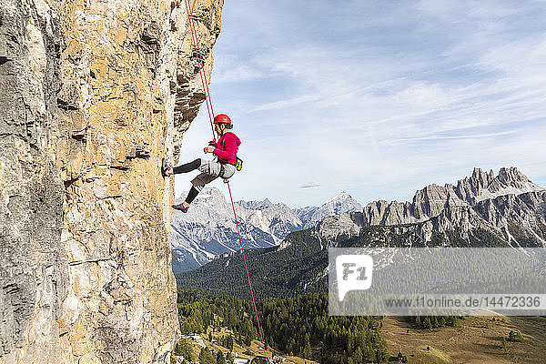 Italien  Cortina d'Ampezzo  Frau beim Abseilen in den Dolomiten
