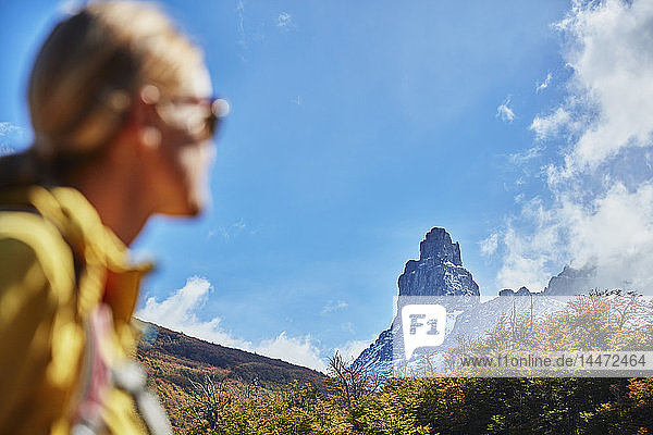 Chile  Cerro Castillo  Frau auf einer Wanderung mit Blick auf den Berggipfel