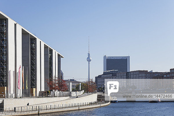 Deutschland  Berlin  Regierungsviertel  Marie-Elisabeth-Lueders-Gebäude an der Spree und Fernsehturm Berlin im Hintergrund