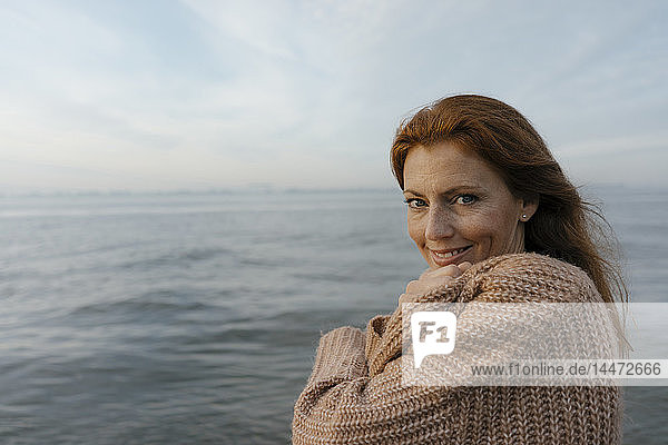 Deutschland  Hamburg  Porträt einer lächelnden Frau am Elbufer
