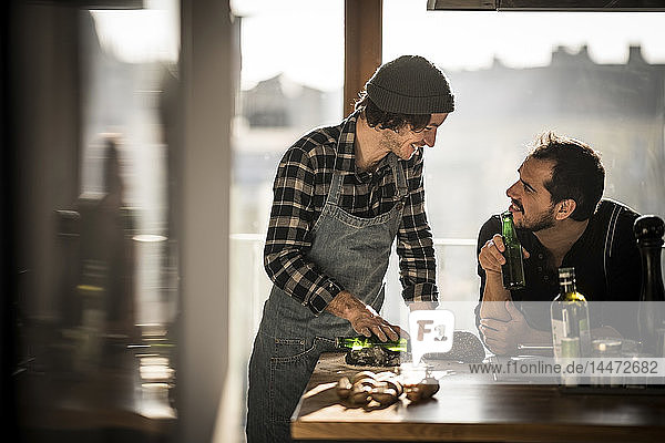 Freunde kochen und trinken Bier in der Küche