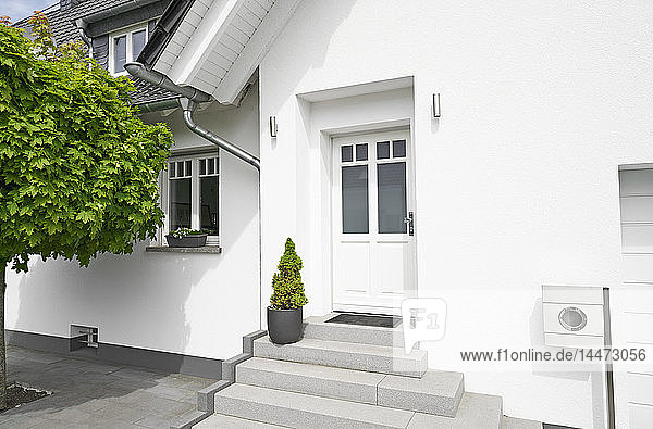 Deutschland  Köln  Eingang eines weißen neu gebauten Einfamilienhauses