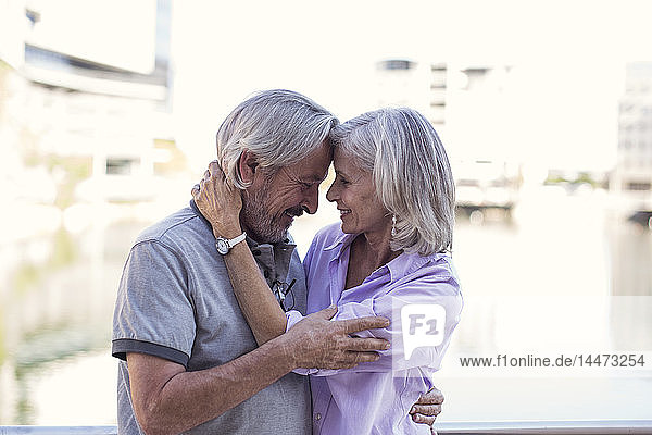 Älteres Ehepaar macht eine Städtereise  küsst und umarmt sich