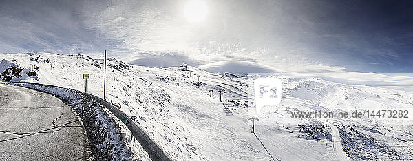 Spanien  Andalusien  Provinz Granada  Panoramablick auf das Skigebiet der Sierra Nevada im Winter