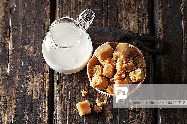 Frische Sahnetoffees und eine Karaffe Sahne