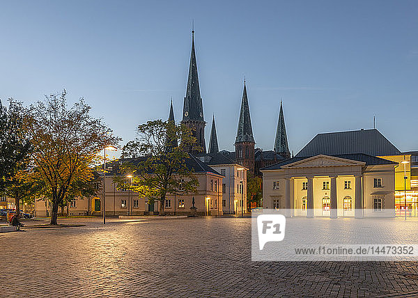 Deutschland  Niedersachsen  Oldenburg  Altstadt  Scloosplatz und St. Lamberti-Kirche in der Abenddämmerung