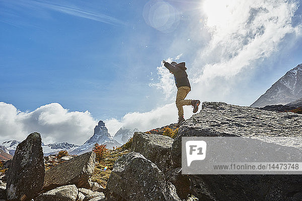 Chile  Cerro Castillo  Junge springt von Felsen in Berglandschaft