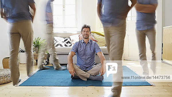 Am Boden sitzender  meditierender Mann