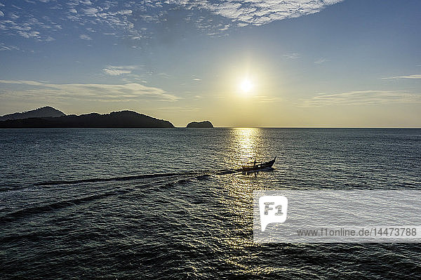 Malaysia  Pulau Langkawi  Fischerboot bei Sonnenuntergang
