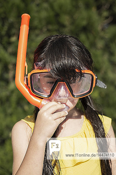 Porträt eines kleinen Mädchens mit Schnorchel und übergroßer Taucherbrille