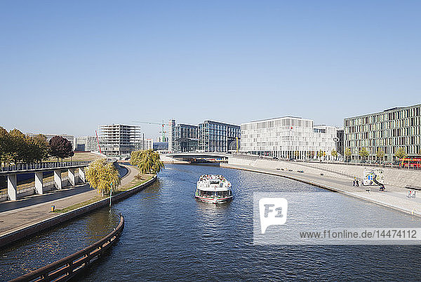 Deutschland  Berlin  Bezirk Mitte  Hauptbahnhof und moderne Architektur am Kapelle-Ufer der Spree in der Nähe des Regierungsviertels  Blick von der Kronprinzenbrücke
