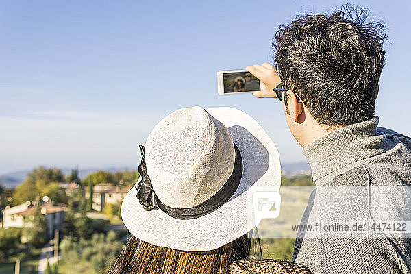 Italien  Toskana  Siena  junges Paar beim Selfie auf einem Weingut