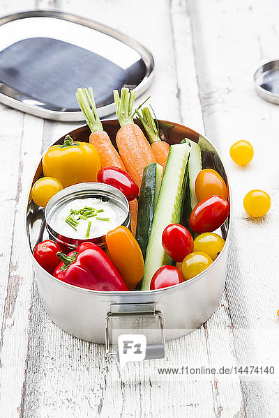 Lunchbox mit Karotten-  Paprika-  Gurken-  Tomaten- und Schnittlauchdip