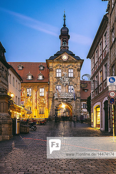 Deutschland  Bayern  Bamberg  Altstadt mit altem Rathaus in der Abenddämmerung