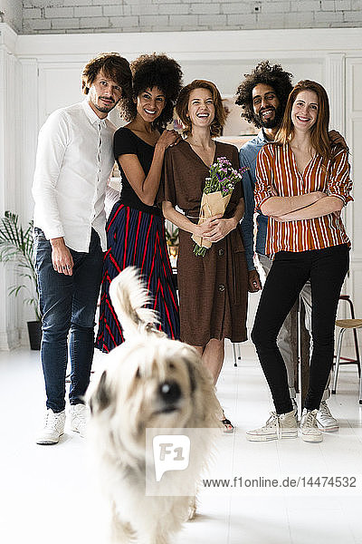 Gruppenbild mit einem Hund  von Freunden  die den Geburtstag einer jungen Frau feiern