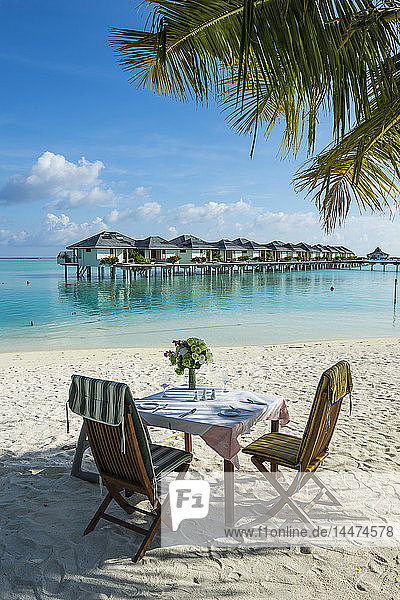 Malediven  Ari Atoll  Nalaguraidhoo  Sun Island Resort  gedeckter Tisch am Strand