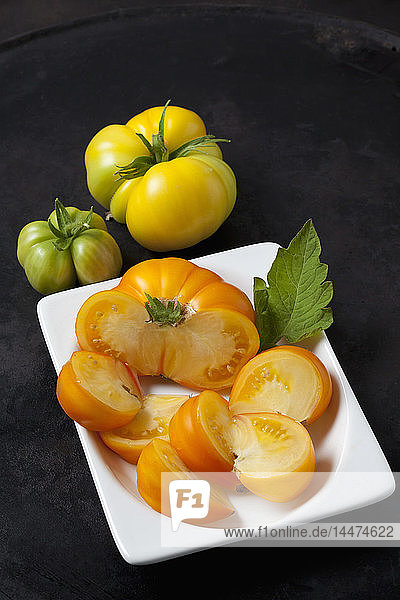 In Scheiben geschnittene Azoychka-Tomate auf Teller