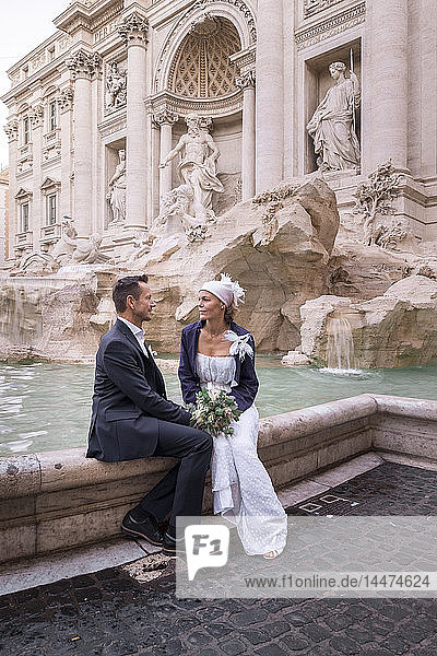 Italien  Rom  Hochzeitspaar in der Fontana di Trevi
