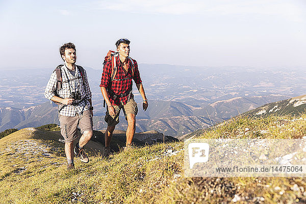 Italien  Monte Nerone  zwei Männer wandern im Sommer in den Bergen
